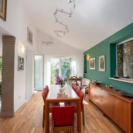 Luxury Jasmin-two Bedroom With Hot Tub Apartment *
